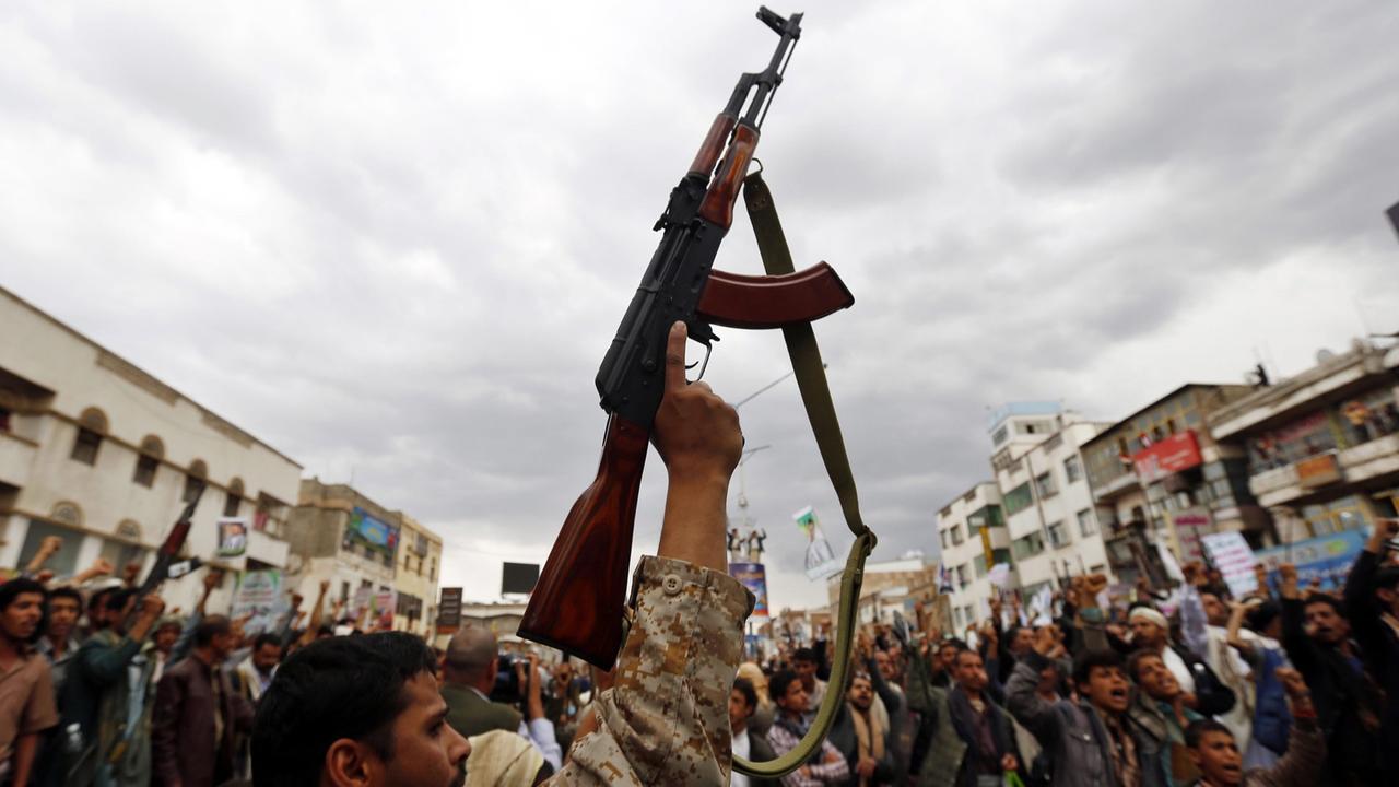 Ein Mitglied der Huthi-Rebellen erhebt bei einer anti-saudischen Demonstration in Sanaa sein Gewehr.