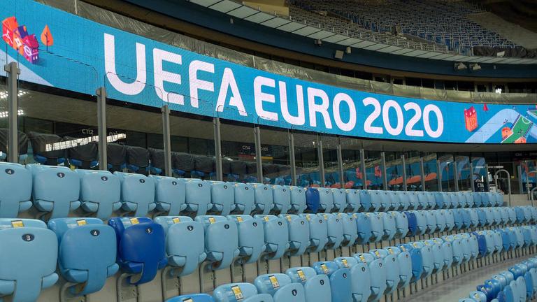 Leere Sitzreihen in einem Stadion für die Fußball-Europameisterschaft 2020 der Männer.