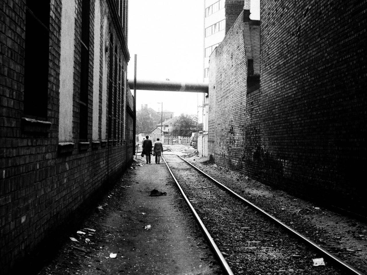 Werktätige eines DDR Betriebes auf dem Weg zur Schicht in Leipzig Plagwitz, 1987