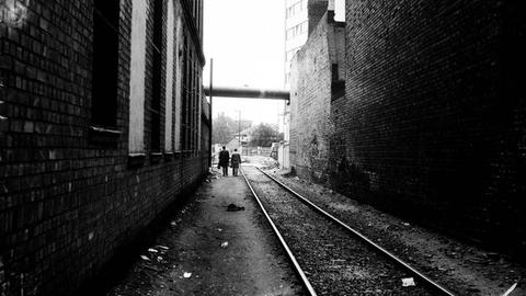 Werktätige eines DDR Betriebes auf dem Weg zur Schicht in Leipzig Plagwitz, 1987