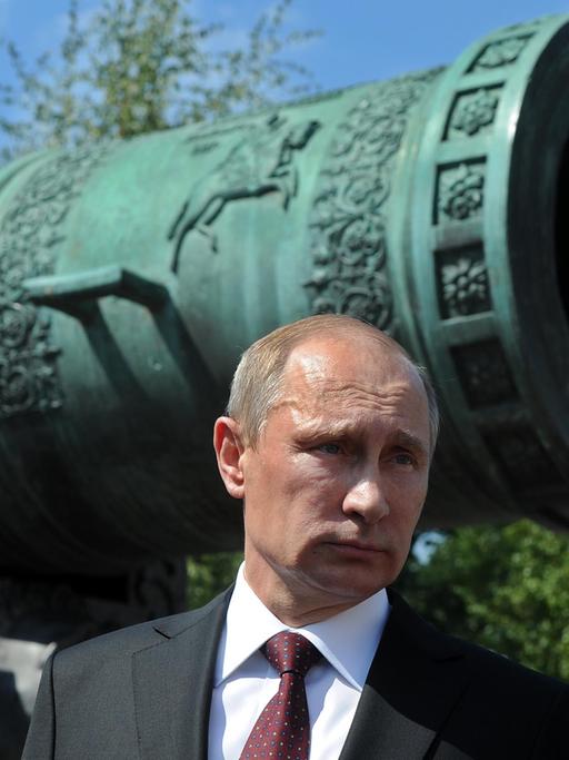Der russische Präsident Wladimir Putin vor der sechs Meter langen Zar-Kanone im Kreml in Moskau.