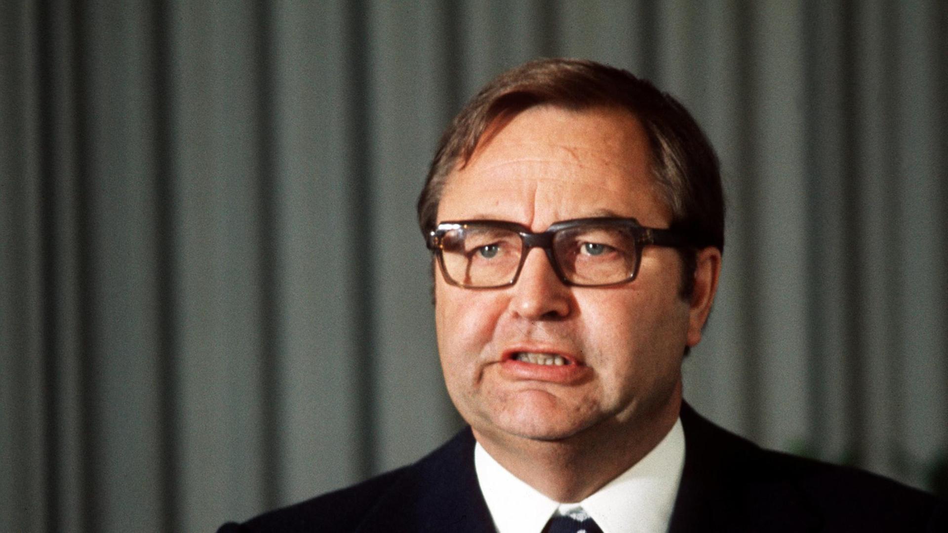 Der frühere BKA-Chef Horst Herold trägt eine große Brille und schaut streng