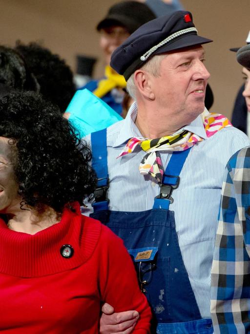 Aufruf zum Blackfacing in der ZDF-Show "Wetten dass" am 13. Dezember 2013: Hier schminkten und verkleideten sich viele Augsburger Bürger als Jim Knopf bzw. Lukas der Lokomotivführer.