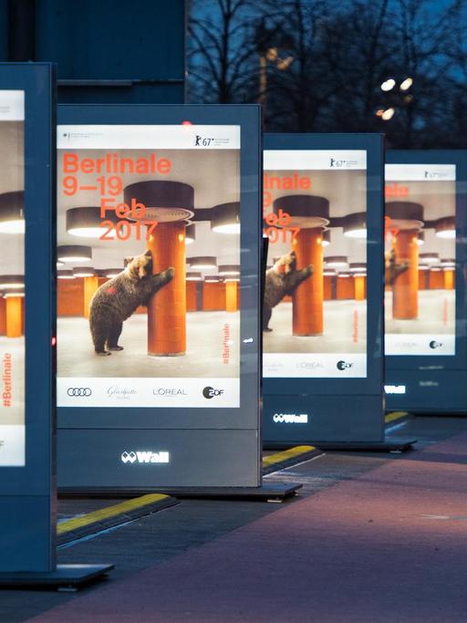 Plakate werben in beleuchteten Schaukästen am Abend des 23.01.2017 auf dem Mittelstreifen der Potsdamer Straße in Berlin für die bevorstehende Berlinale. Die Filmfestspiele finden vom 09. bis 19.02.2016 statt.