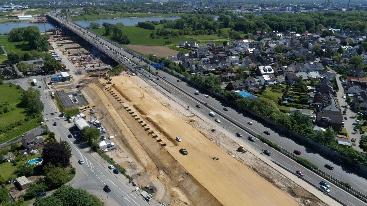 Die Kölner Seite der Baustelle der neuen Brücke der Autobahn A1 über den Rhein. Die neue Leverkusener Brücke soll nach Fertigstellung die jetzt bestehende marode Brücke ersetzen. (Luftaufnahme mit Drohne)