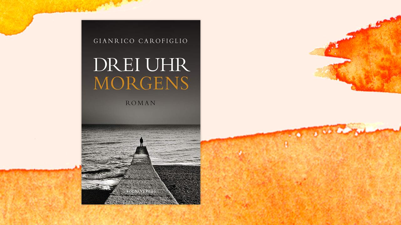 Das Cover des Romans "Drei Uhr Morgens" zeigt in schwarz-weiß eine Figur von hinten, die von einem Betonsteg auf das Meer blickt. 