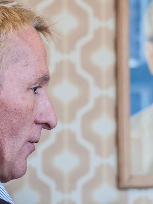 Gedenkstättendirektor Hubertus Knabe redet am 03.07.2015 in Berlin bei einem Pressegespräch in der Stasiopfer-Gedenkstätte Hohenschönhausen, im Hintergrund ein Porträt von Ex-DDR-Staats- und Parteichef Honecker. Die Stiftung Gedenkstätte Berlin-Hohenschönhausen nahm vor 15 Jahren ihre Arbeit auf.