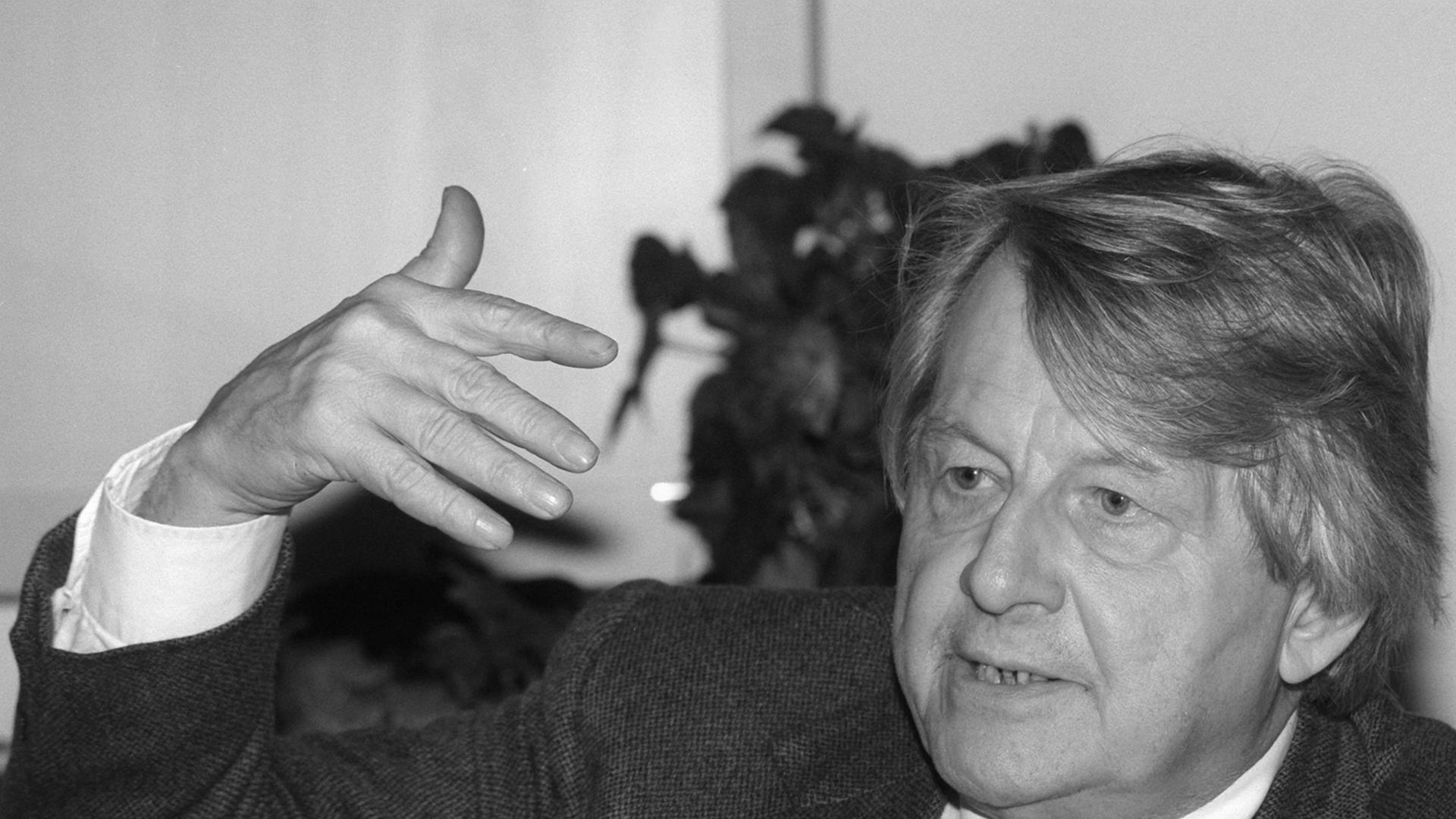 Wolfgang Leonhard, Politologe und Publizist, Kommentator für Probleme der Sowjetunion und des internationalen Kommunismus während einer Diskussion in Stralsund am 28.11.1995