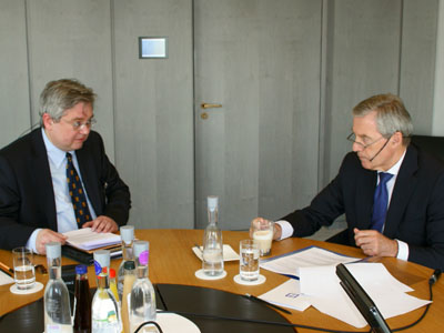 Klemens Kindermann (l.) im Gespräch mit Jürgen Fitschen, Co-Vorstand der Deutschen Bank AG