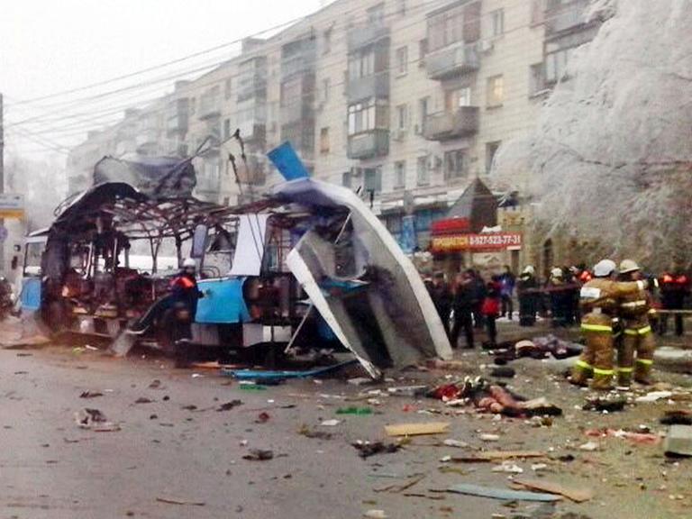 Am Morgen des 30. Dezember 2013 sprengte sich ein Selbstmordattentäter in einem Bus in Wolgograd in die Luft. Mindestens 14 Menschen wurden nach Behördenangaben getötet. Die gewaltige Explosion geschah im morgendlichen Berufsverkehr kurz vor 08.30 Uhr Ortszeit in einem Bus der Linie 15A, als dieser gerade in der Nähe des Stadtzentrums unterwegs war.