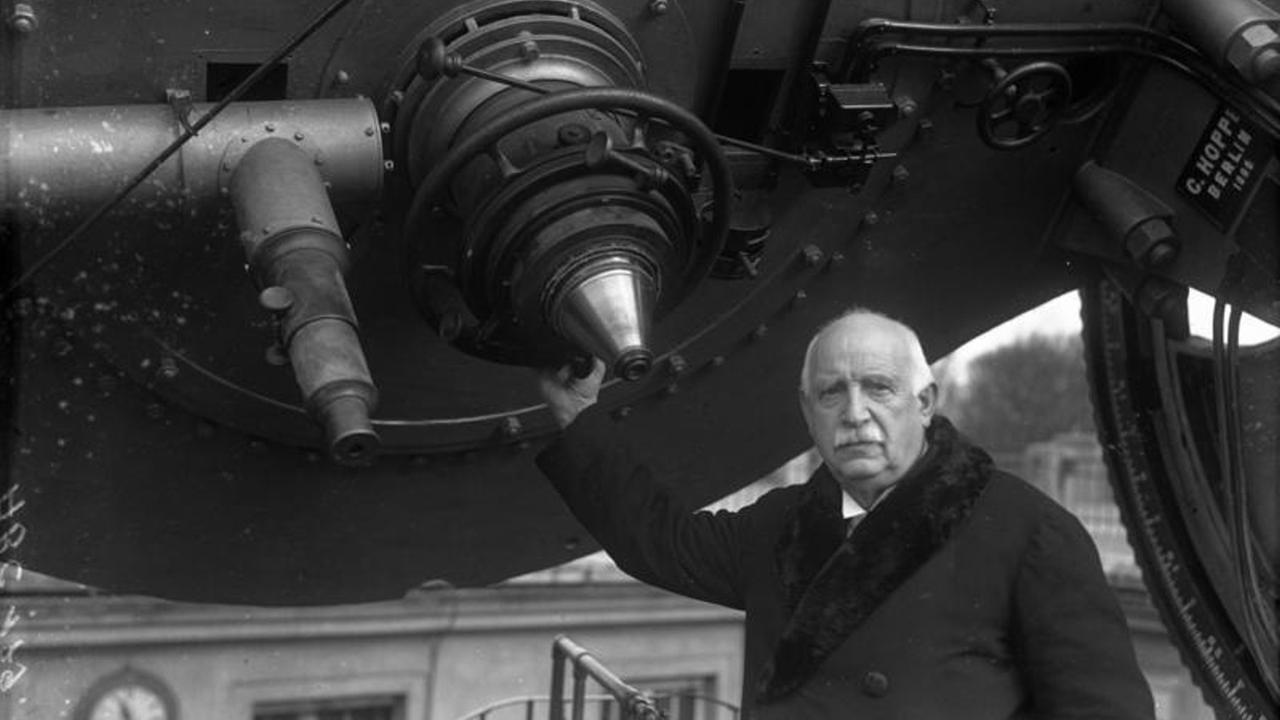 Friedrich Simon Archenhold 1931 am Okular "seines" Teleskops