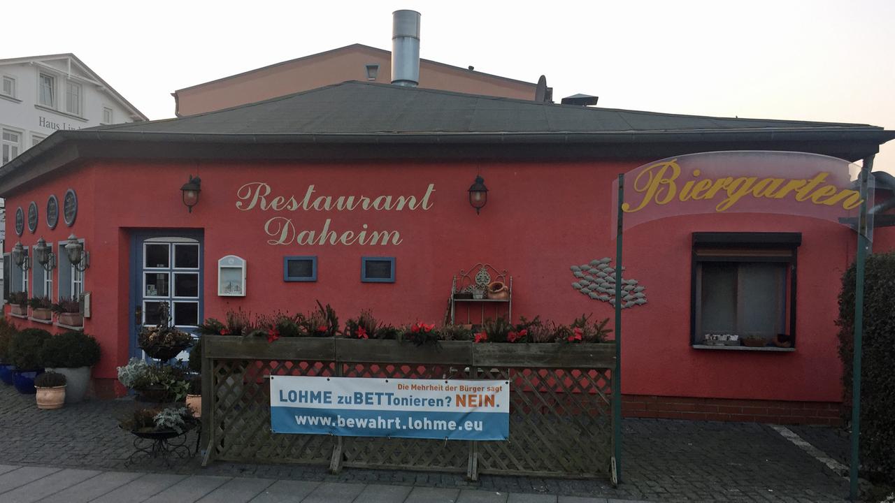 Restaurant "Daheim in Lohme" mit Protestplakat der Bürgerinitiative "Bewahrt Lohme"