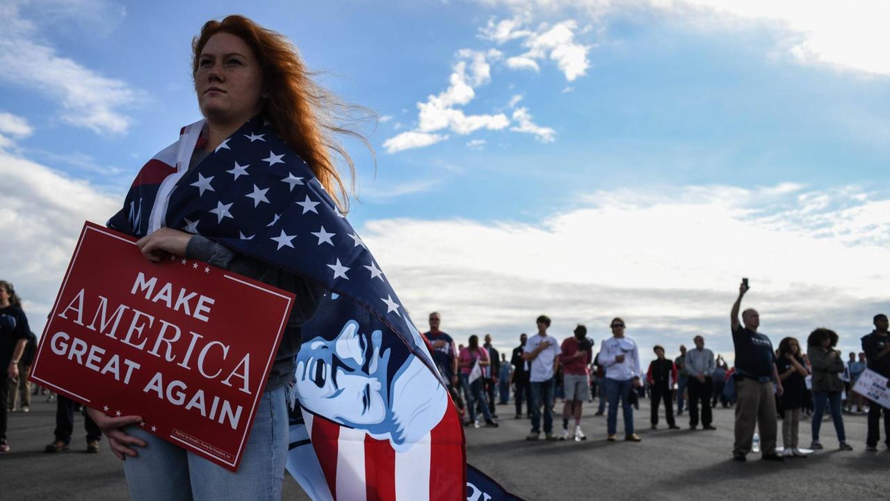 Trump-Anhängerin im US-Staat Georgia zwei Tage vor den Kongresswahlen