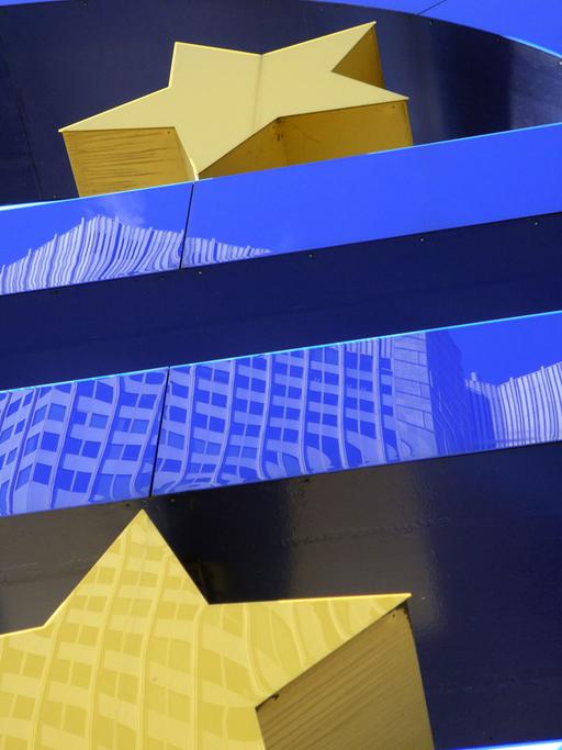 Ein Archivfoto zeigt, wie sich das Gebäude der Europäischen Zentralbank (EZB) in Frankfurt am Main im Eurozeichen-Kunstwerk des Künstlers Otmar Hoerl spiegelt.