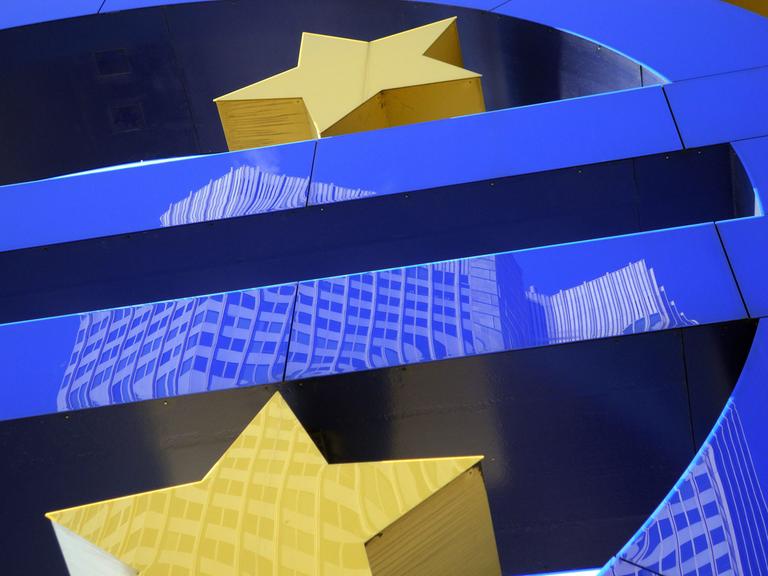 Ein Archivfoto zeigt, wie sich das Gebäude der Europäischen Zentralbank (EZB) in Frankfurt am Main im Eurozeichen-Kunstwerk des Künstlers Otmar Hoerl spiegelt.