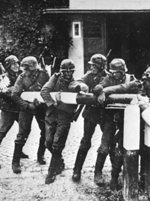 Beim Einmarsch deutscher Truppen in Polen am 01.09.1939 reißen Soldaten der deutschen Wehrmacht einen rot-weißen Schlagbaum an der deutsch-polnischen Grenze nieder.
