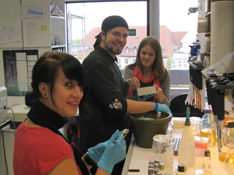 Studenten der Universität Freiburg konstruieren Biomoleküle.