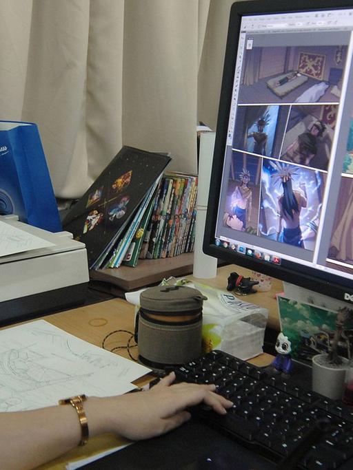 Illustratorin bei der Kreation eines Comics in digitalem Format.