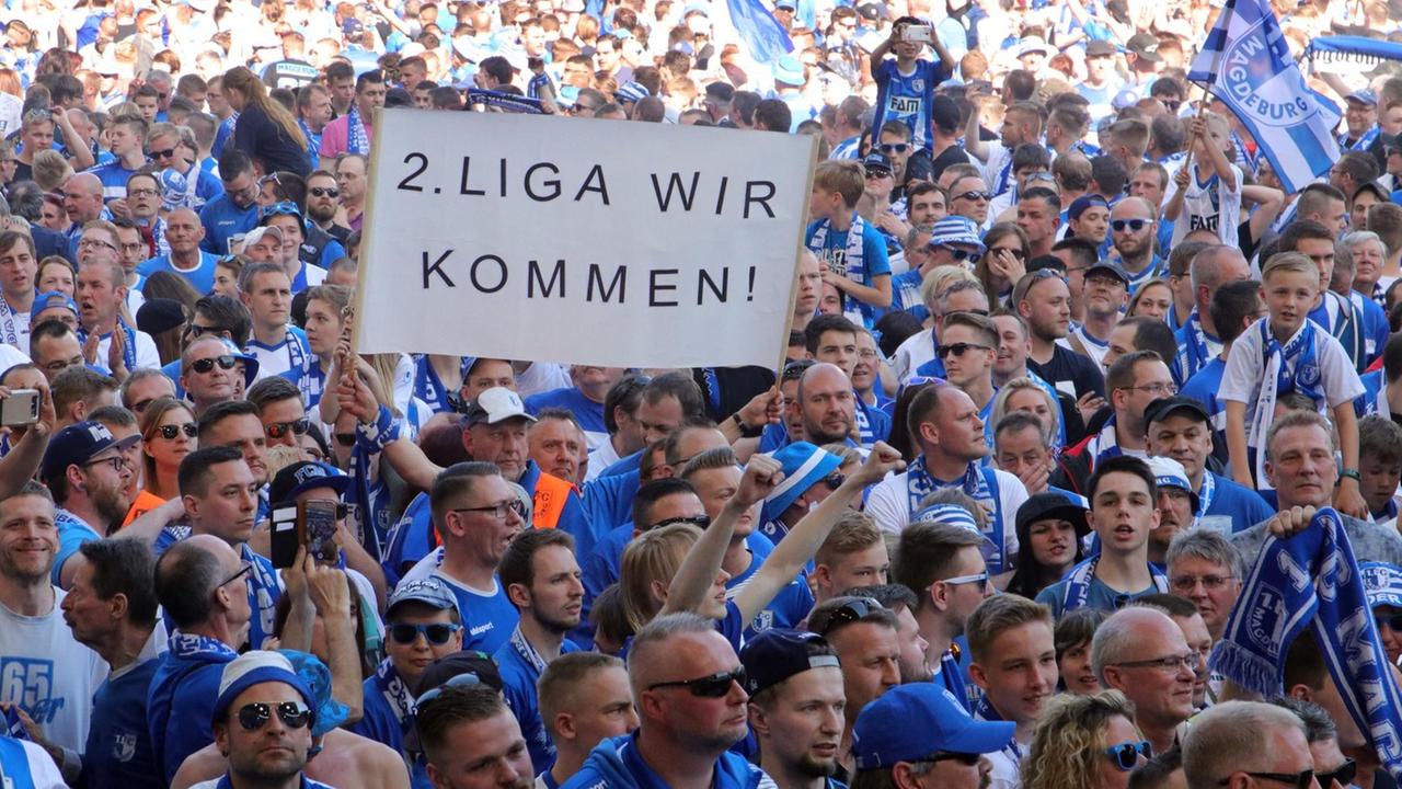 Magdeburger Fans feiern im April 2018 den Aufstieg in die Zweite Liga.