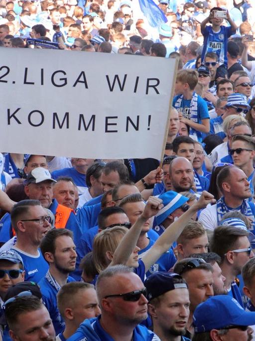 Magdeburger Fans feiern im April 2018 den Aufstieg in die Zweite Liga.