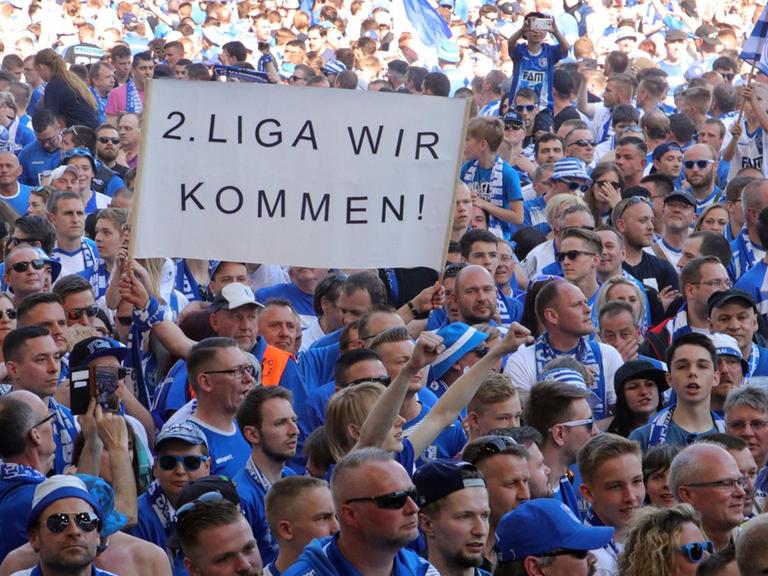 Magdeburger Fans feiern im April 2018 den Aufstieg in die Zweite Liga.