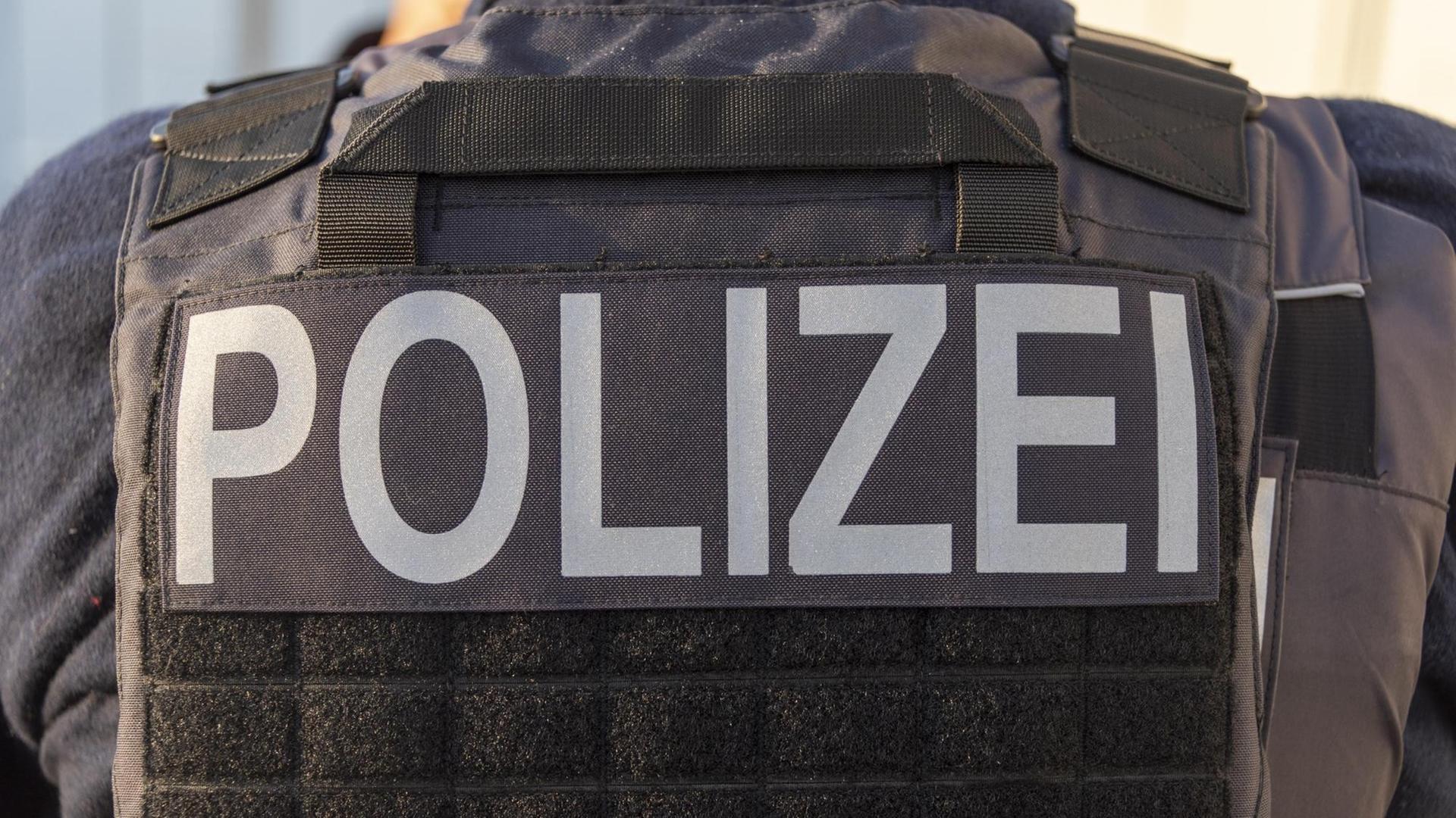 Der Schriftzug 'Polizei' auf einer schusssicheren Weste.