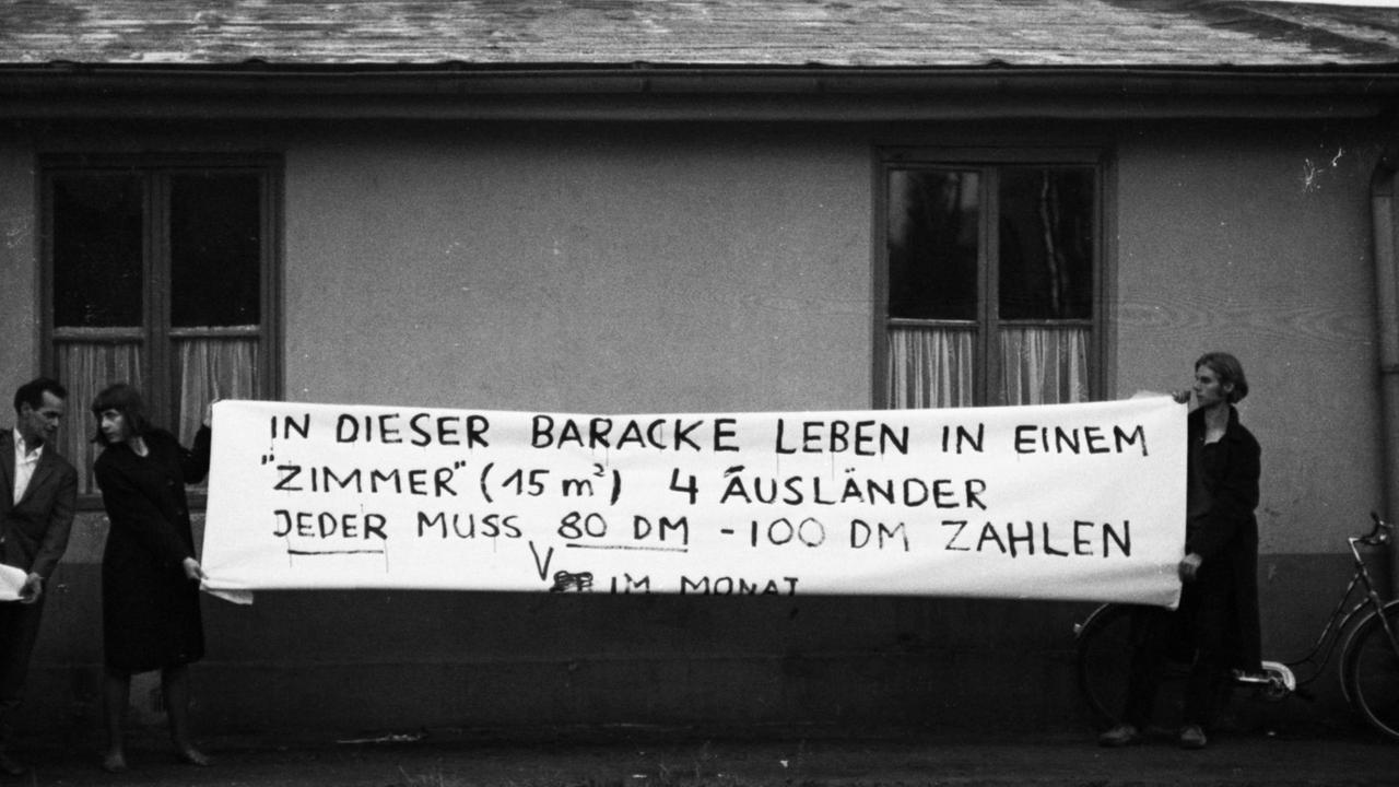 Menschen mit Plakat vor einem Haus: Proteste gegen Mietwucher an türkischen Gastarbeitern 1968. 