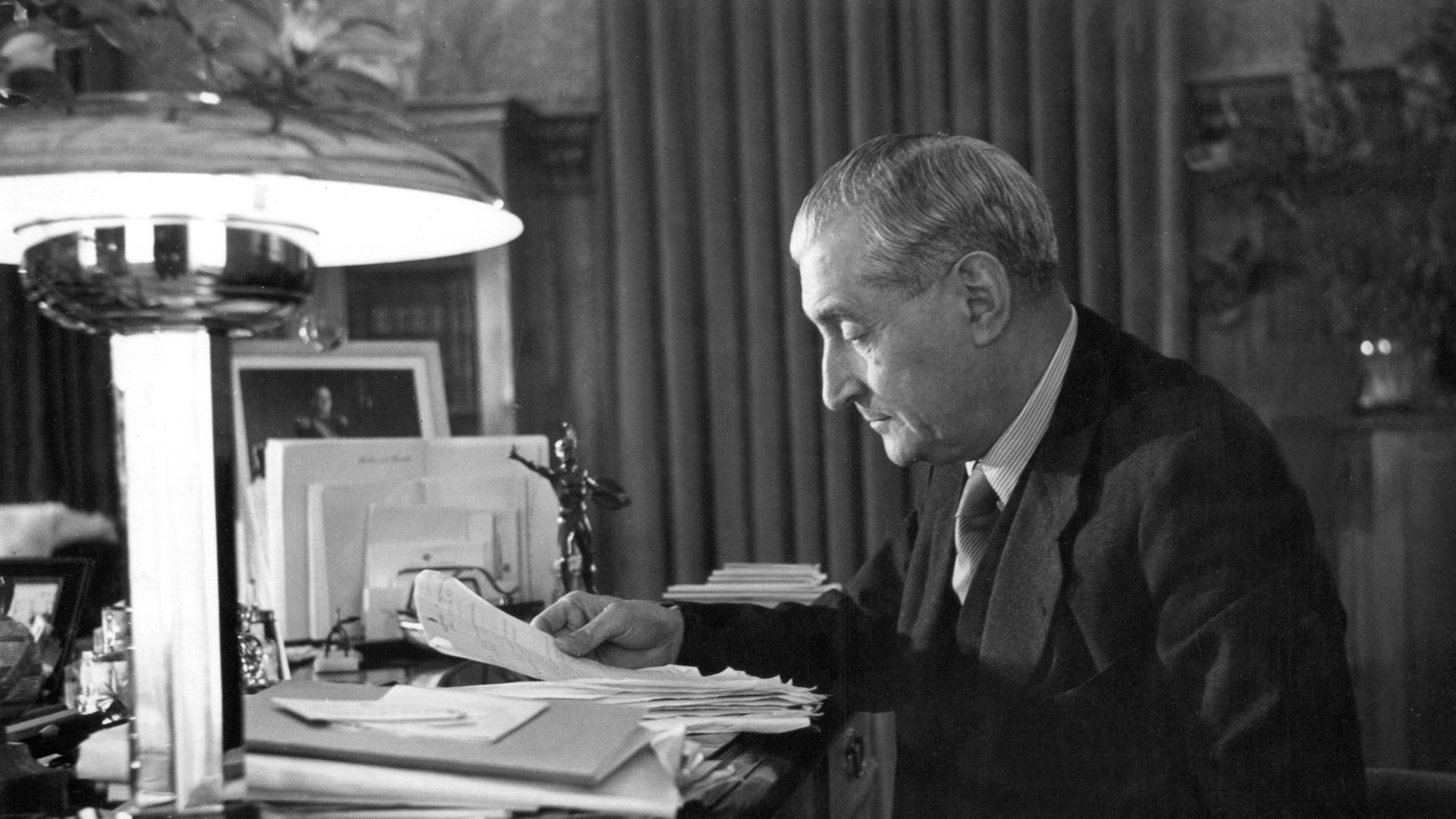 Der portugiesische Politiker António de Oliveira Salazar an seinem Schreibtisch. Von 1932 bis 1968 bekleidete er das Amt des Ministerpräsidenten und baute ein diktatorisches Regierungssystem auf.