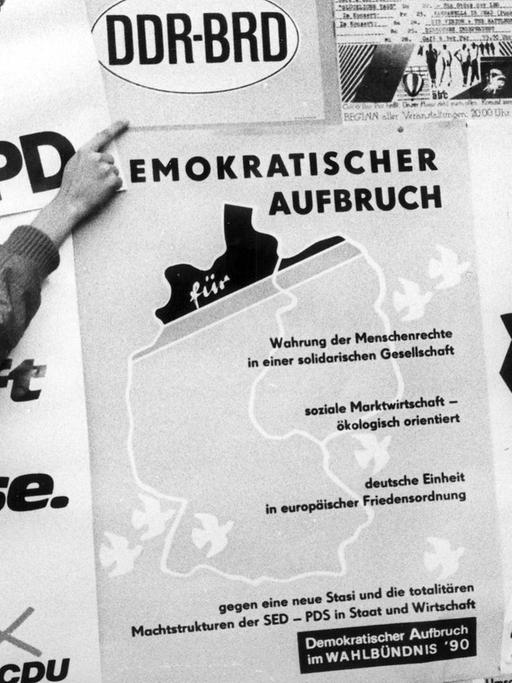 Plakate der Parteien zur Volkskammerwahl 1990: Zumindest hier war der "Demokratische Aufbruch" der Bürgerrechtler noch auf Augenhöhe mit Helmut Kohls CDU.