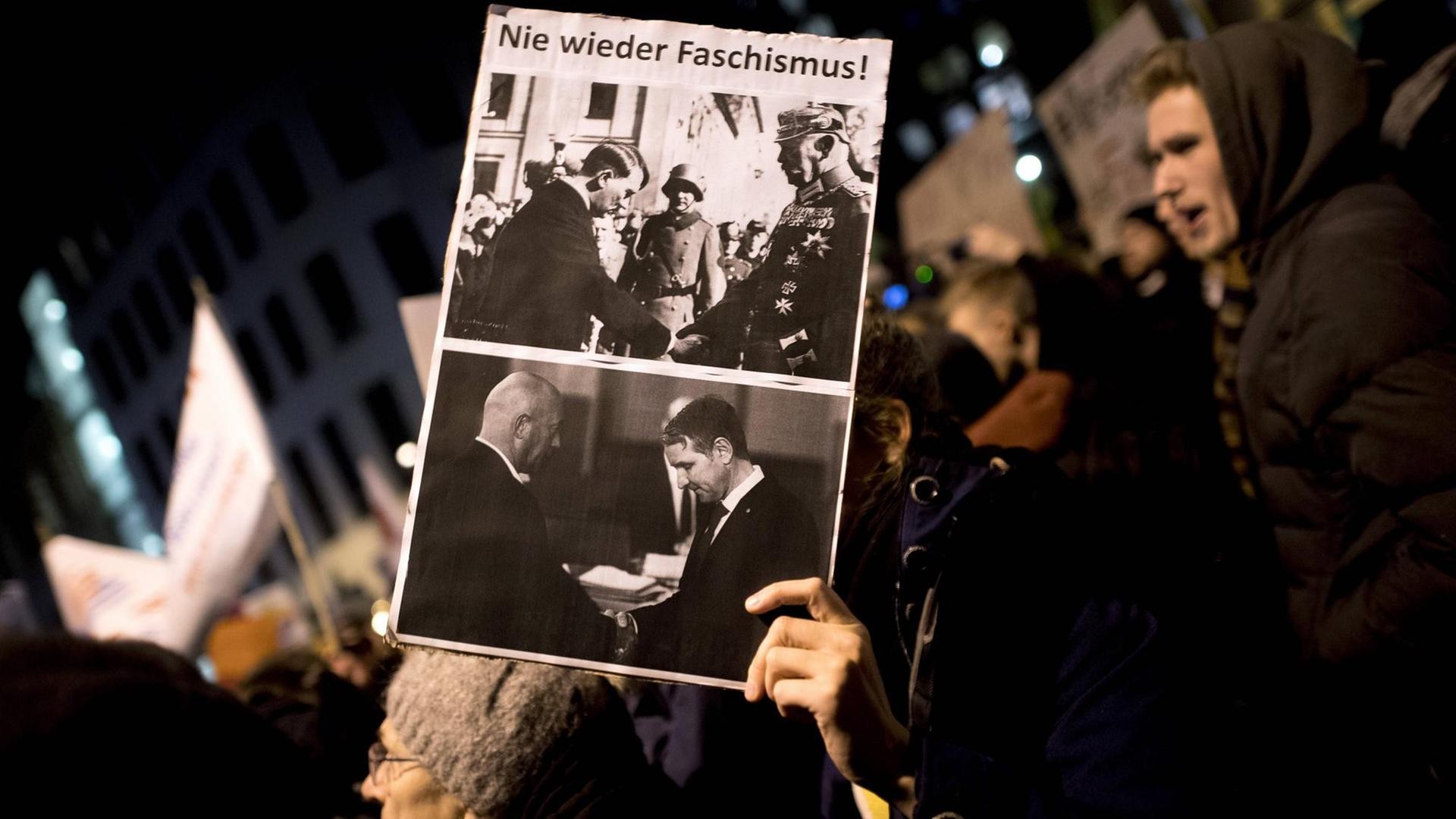 Demonstranten mit Plakat "Nie Wieder Faschismus" vor der Bundesgeschaeftsstelle der FDP in Berlin.