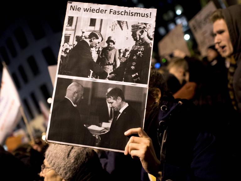Demonstranten mit Plakat "Nie Wieder Faschismus" vor der Bundesgeschaeftsstelle der FDP in Berlin.