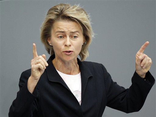Ursula von der Leyen (CDU), künftige Bundesbildungsministerin, streckt während einer Rede beide Zeigefinger aus.