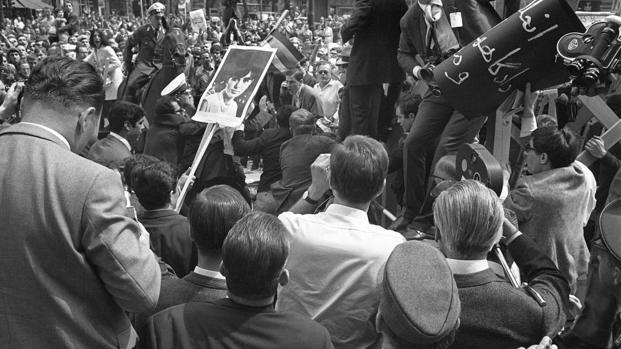 Tumulte vor dem Schöneberger Rathaus in Berlin am 2.6.1967. Der Besuch des persischen Herrscherpaares Kaiser Schah Reza Mohammed Pahlavi und Kaiserin Farah Diba, die sich für 24 Stunden in Westberlin aufhielten, löste Massendemonstrationen aus. Bei schweren Zusammenstößen zwischen den Demonstranten und der Polizei wurde der 26jährige Student Benno Ohnesorg von einem Polizisten erschossen.