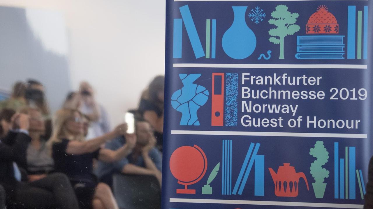 Ein Schild der Frankfurter Buchmesse. Das Land Norwegen ist in diesem Jahr Ehrengast.