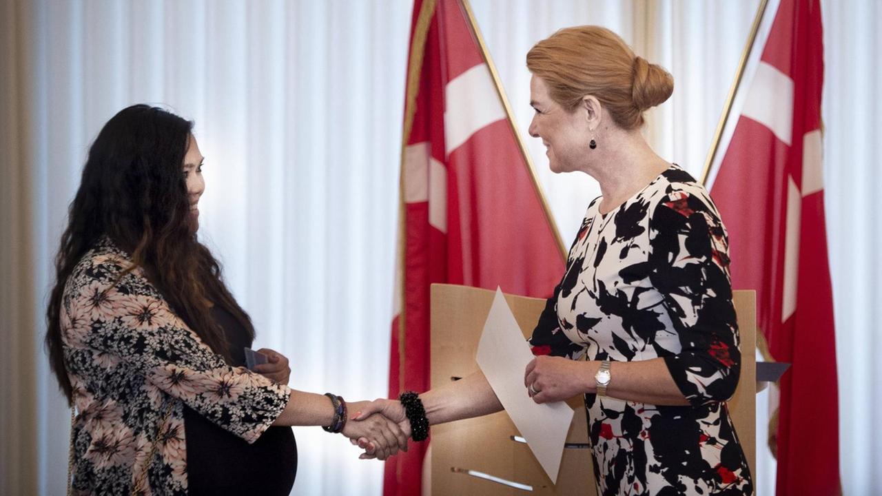 Dänemarks Integrationsministerin Inger Støjberg gibt einer frisch eingebürgerten Dänin die Hand