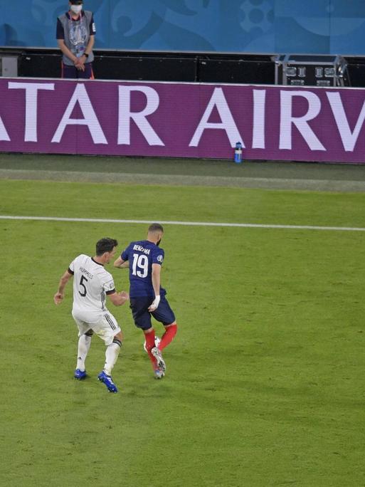 15.06.2021, Fussball, Europameisterschaft 2020, Gruppenspiel Gruppe F, Frankreich - Deutschland, in der Fußball Arena München. Werbebande Qatar Airways *** 15 06 2021, football, european championship 2020, group match group F, france germany, at football arena munich advertising hoardings qatar airways