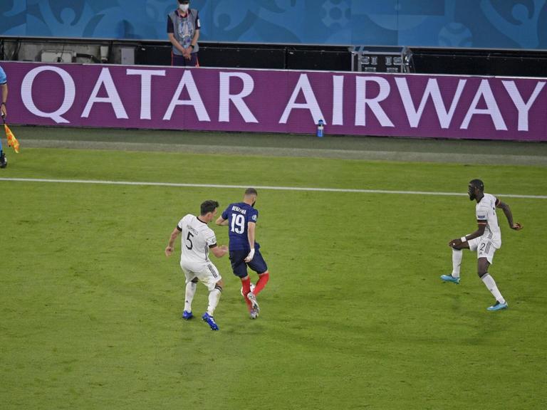 15.06.2021, Fussball, Europameisterschaft 2020, Gruppenspiel Gruppe F, Frankreich - Deutschland, in der Fußball Arena München. Werbebande Qatar Airways *** 15 06 2021, football, european championship 2020, group match group F, france germany, at football arena munich advertising hoardings qatar airways