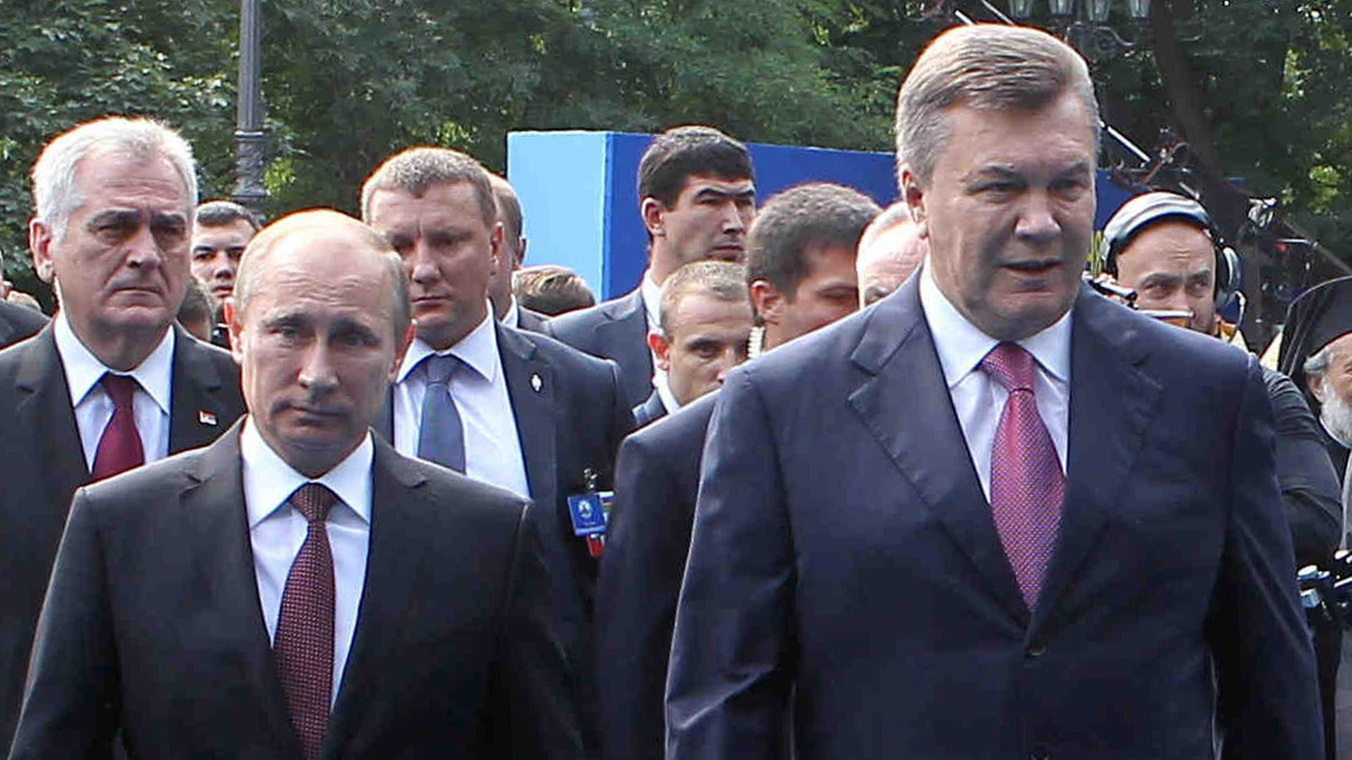 Der russische Präsident Wladimir Putin (li) zusammen mit dem urkainischen Präsidenten Viktor Yanukovich (re)