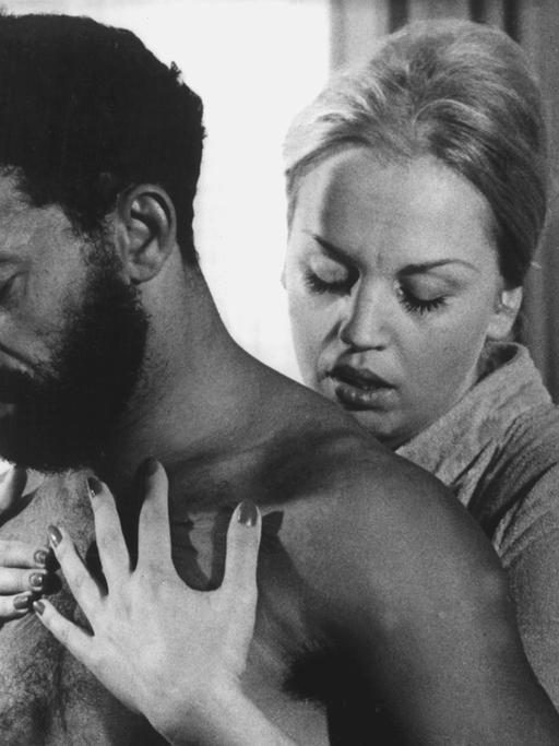 Die Schauspielerin Barbara Valentin in einer Filmszene mit El Hedi Ben Salem (Ali) in dem Film "Angst essen Seele auf" von 1974, Regie: Rainer Werner Fassbinder