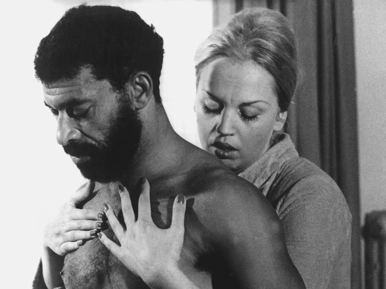 Die Schauspielerin Barbara Valentin in einer Filmszene mit El Hedi Ben Salem (Ali) in dem Film "Angst essen Seele auf" von 1974, Regie: Rainer Werner Fassbinder