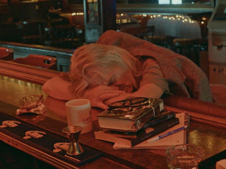 Film-Still aus "Bloody Nose, empty Pockets": Schlafender in einer Bar.