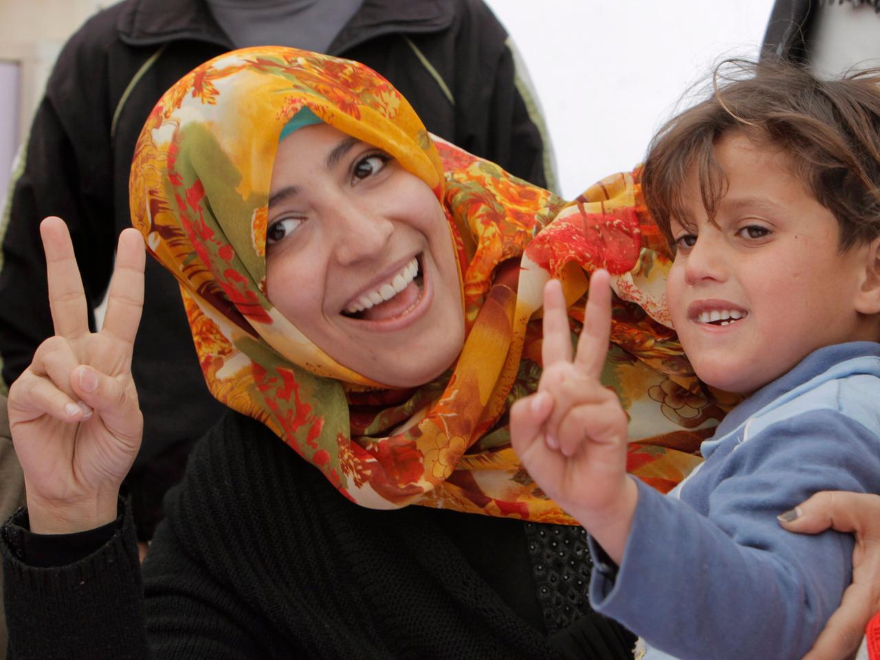 Die Friedensnobelpreisgewinnerin Tawakkol Karman mit einem syrischen Flüchtlingskind in einem Camp in Antakya