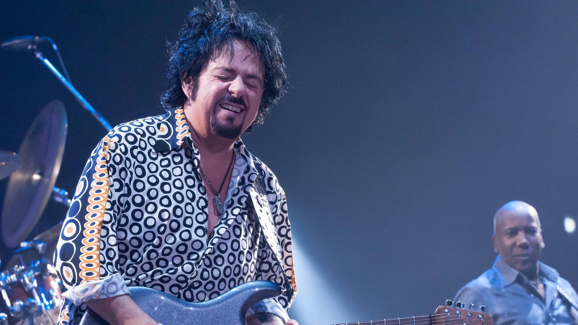Der Musiker Steve Lukather spielt auf einer Gitarre. Der Musiker Steve Lukather spielt auf einer Gitarre.