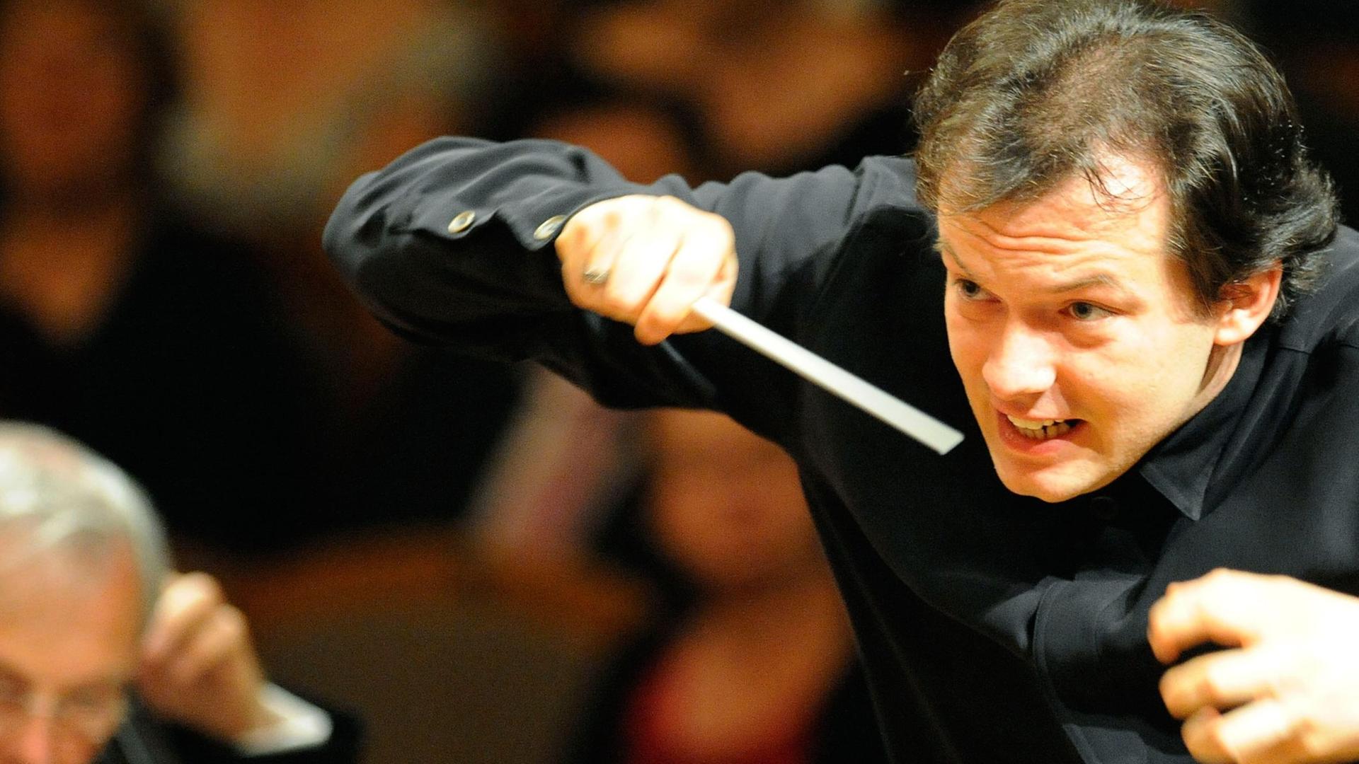 Andris Nelsons, Musikalischer Direktor des Birmingham Symphony Orchestras, dirigiert bei einem Auftritt in Prag 2010
