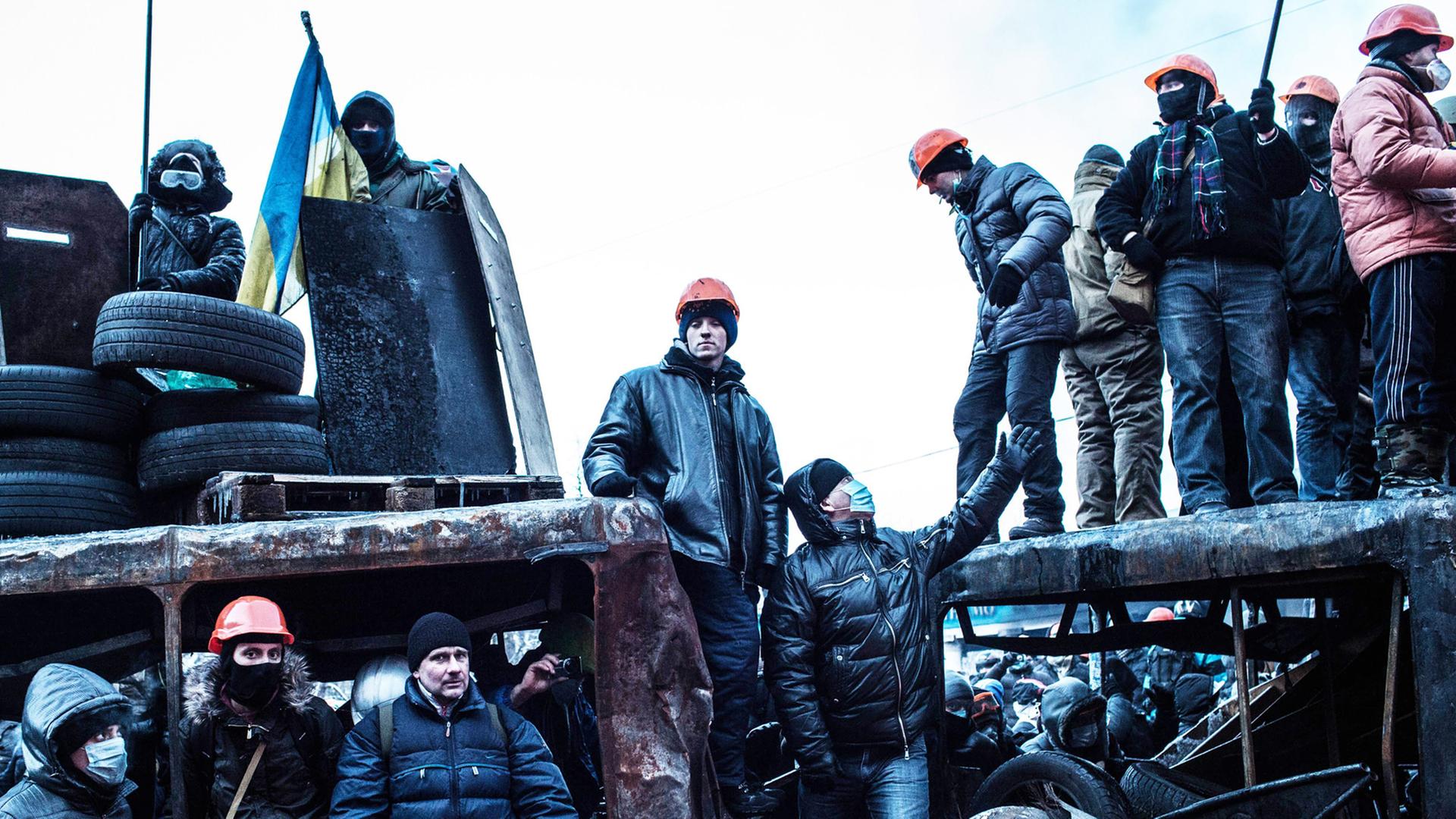Ausharren in Kiew: Anhänger der Opposition auf einer Barrikade
