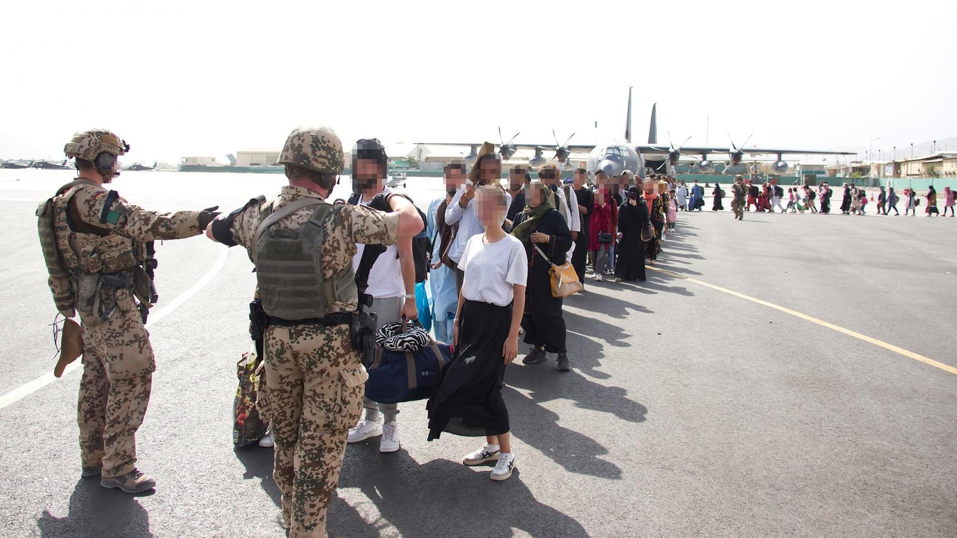 Afghanistan, Kabul: Bundeswehrsoldaten sind am Flughafen Kabul im Einsatz.