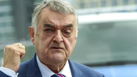 Herbert Reul bei der Vorstellung der neuen Streifenwagen der Polizei NRW