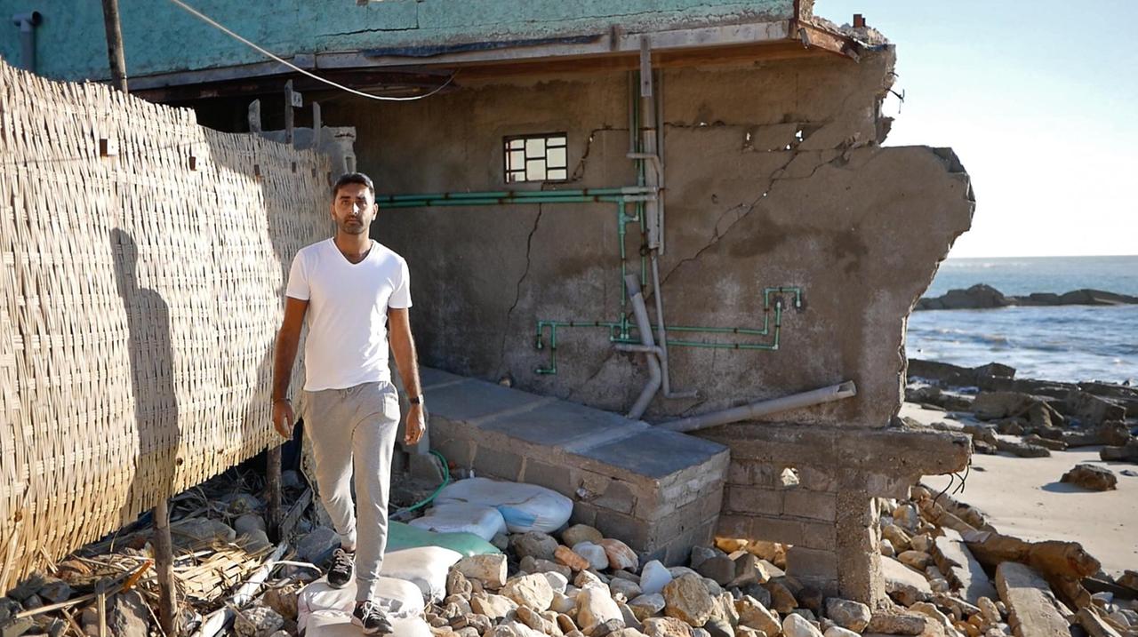 Chayoune Badouraly balanciert über die Trümmer seines Hotels