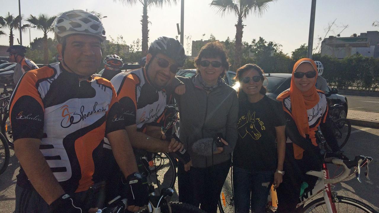 Autorin Cornelia Wegerhoff (m) mit Mitgliedern der Kairoer Radsportgruppe "Wheeler"