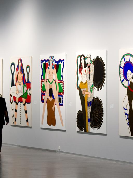 Besucher betrachten am 02.05.2014 Kunstwerke der US-Künstlerin Dorothy Iannone in der Berlinischen Galerie in Berlin. Viele Berliner Galerien laden vom 2. bis 4. Mai beim "Gallery Weekend Berlin" zu einem Rundgang durch ihre Ausstellungen ein. Foto: Bernd von Jutrczenka/dpa